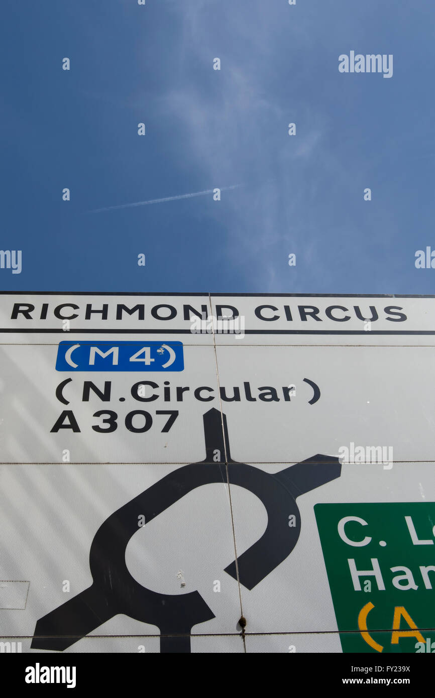 Détail de la signalisation indiquant les itinéraires de cirque de Richmond, Richmond upon Thames, Surrey, Angleterre Banque D'Images