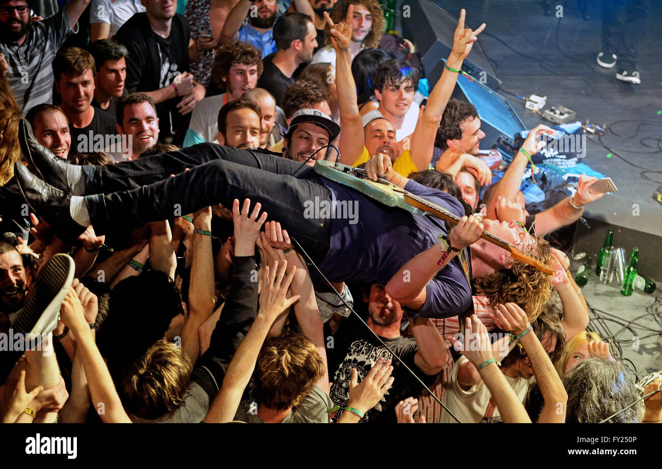 BARCELONA - 30 mai : Le guitariste de Ty Segall Band (Bande) effectue au-dessus des spectateurs (crowd surfing ou mosh pit). Banque D'Images