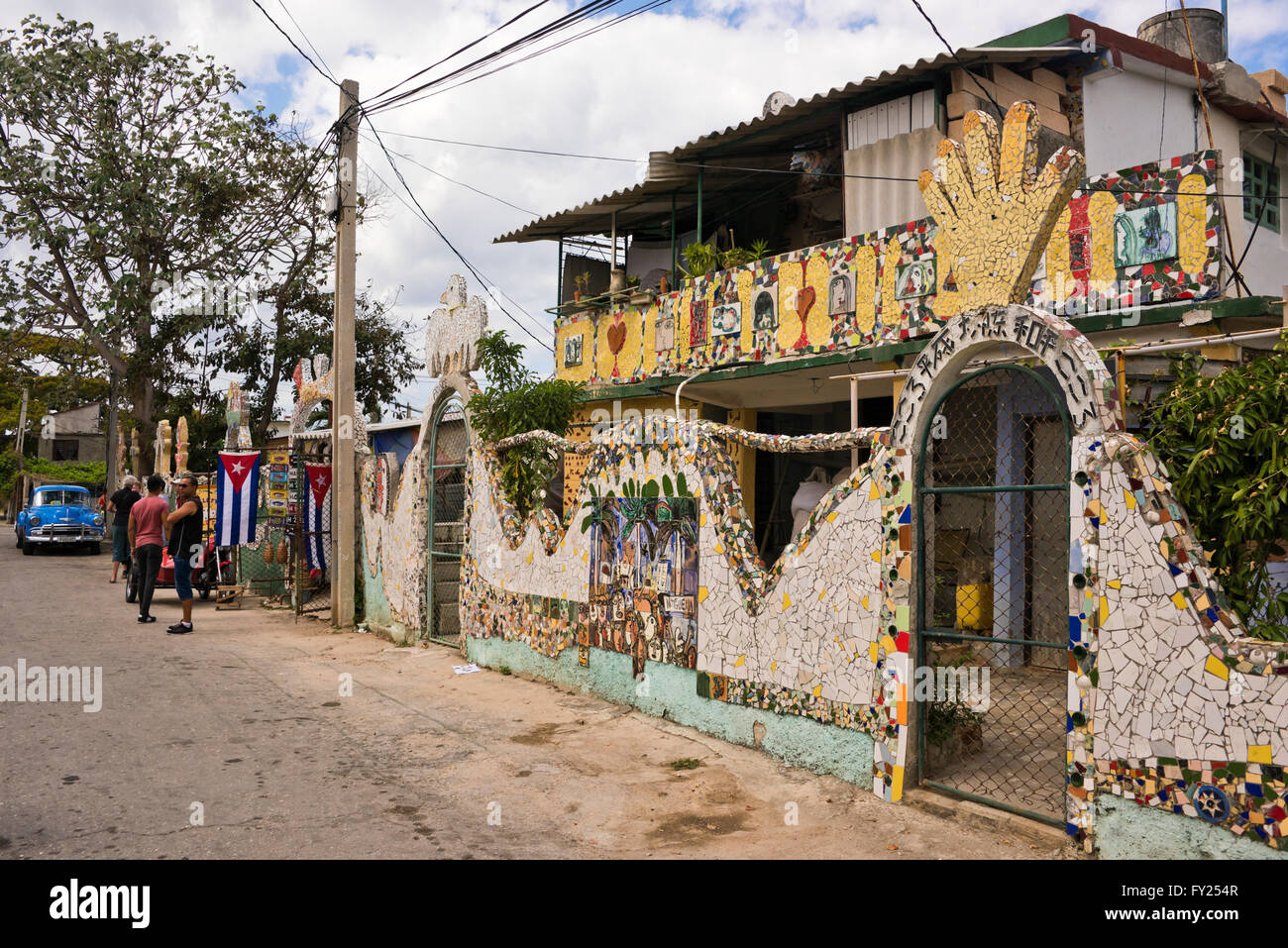 Vue horizontale d'une maison couverte en Fusterlandia mosiacs colorés au à La Havane, Cuba. Banque D'Images