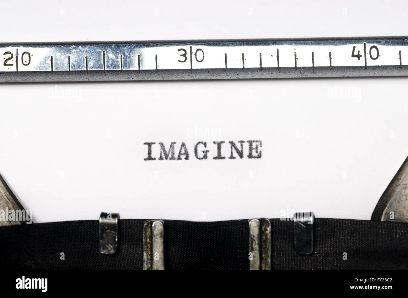 Imaginer mot tapé sur la vieille machine à écrire Banque D'Images