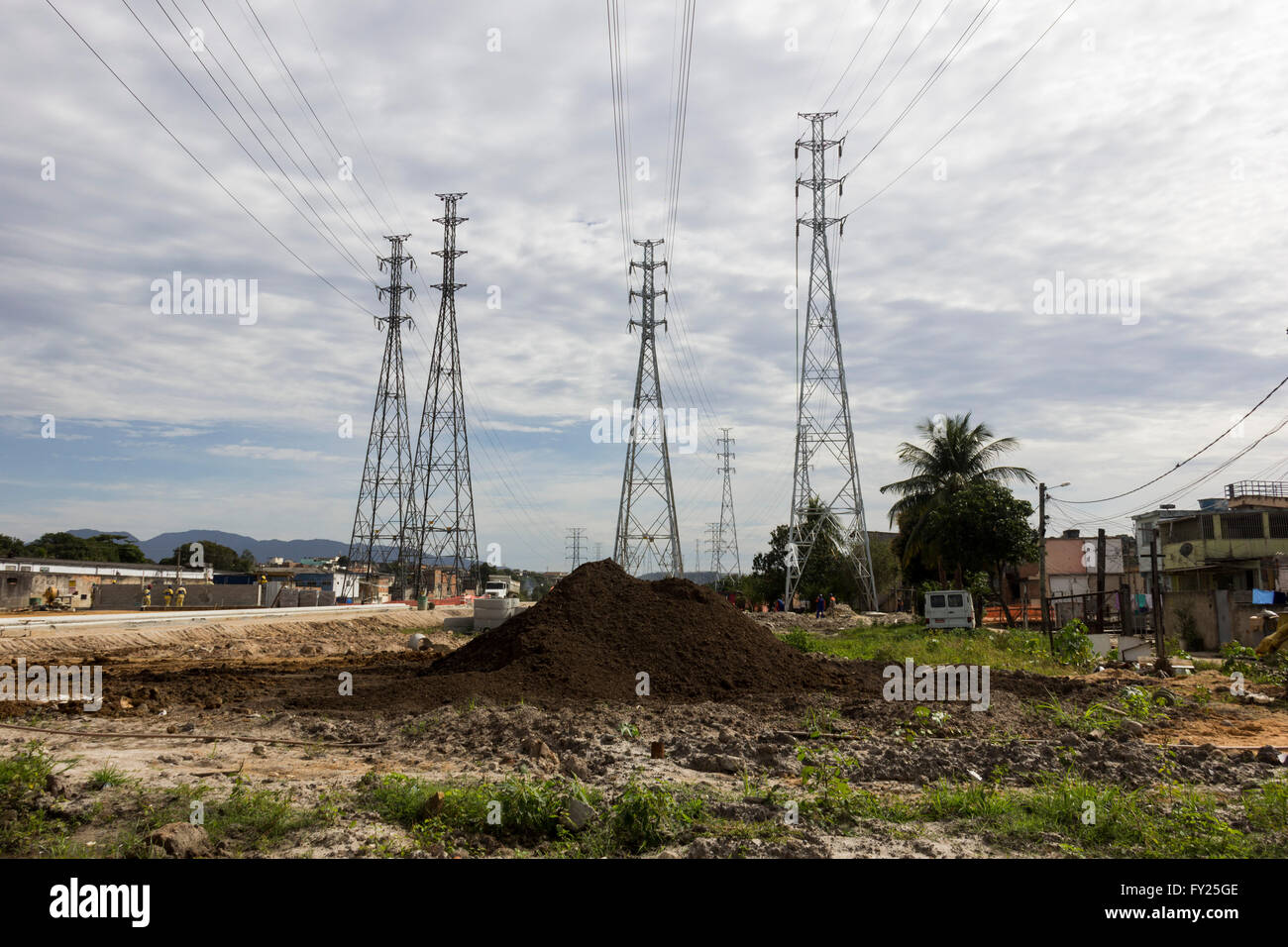 Rio de Janeiro, Brésil : voir les travaux d'infrastructure dans la banlieue de Rio de Janeiro. Avis de pylônes de voltag Banque D'Images