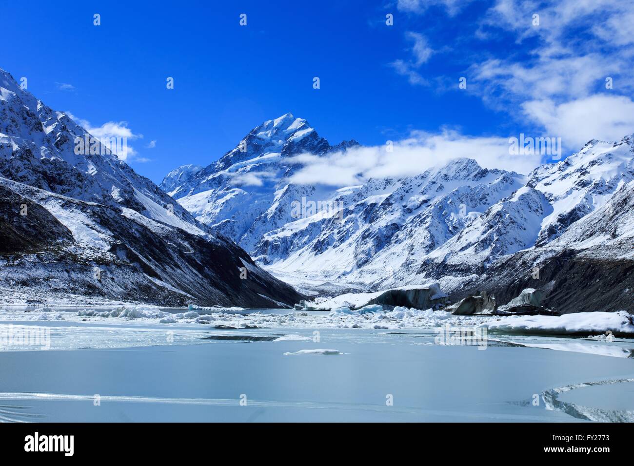 À la tête de la marche dans la vallée de Hooker Mt Cook National Park se trouve un lac glaciaire spectaculaire avec vue vers le Mont Cook Banque D'Images