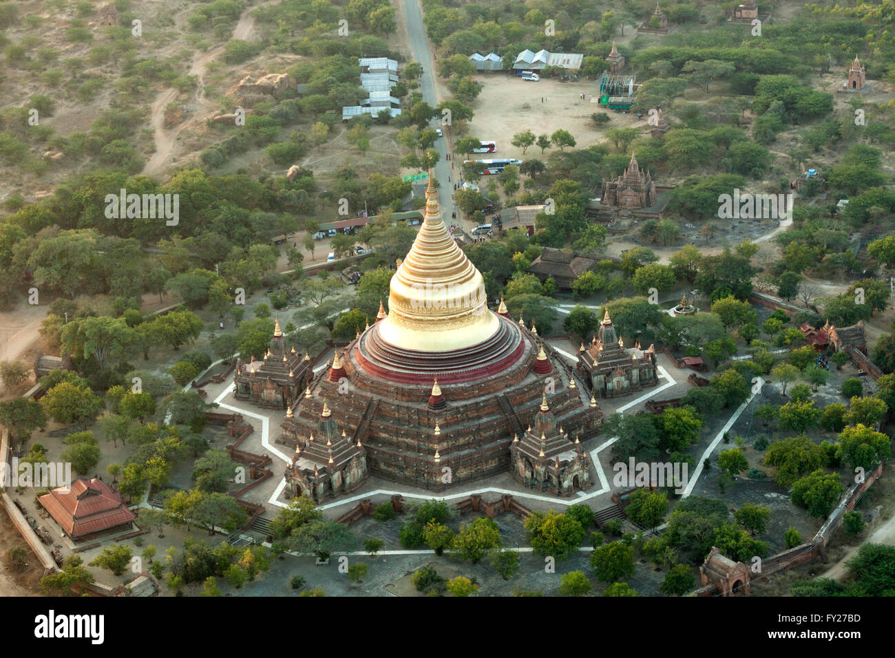 Une vue aérienne de la Paya Dhammayazika dans les environs du nouveau Bagan (Myanmar). Avec cinq entrées dans ses murs extérieurs, Banque D'Images