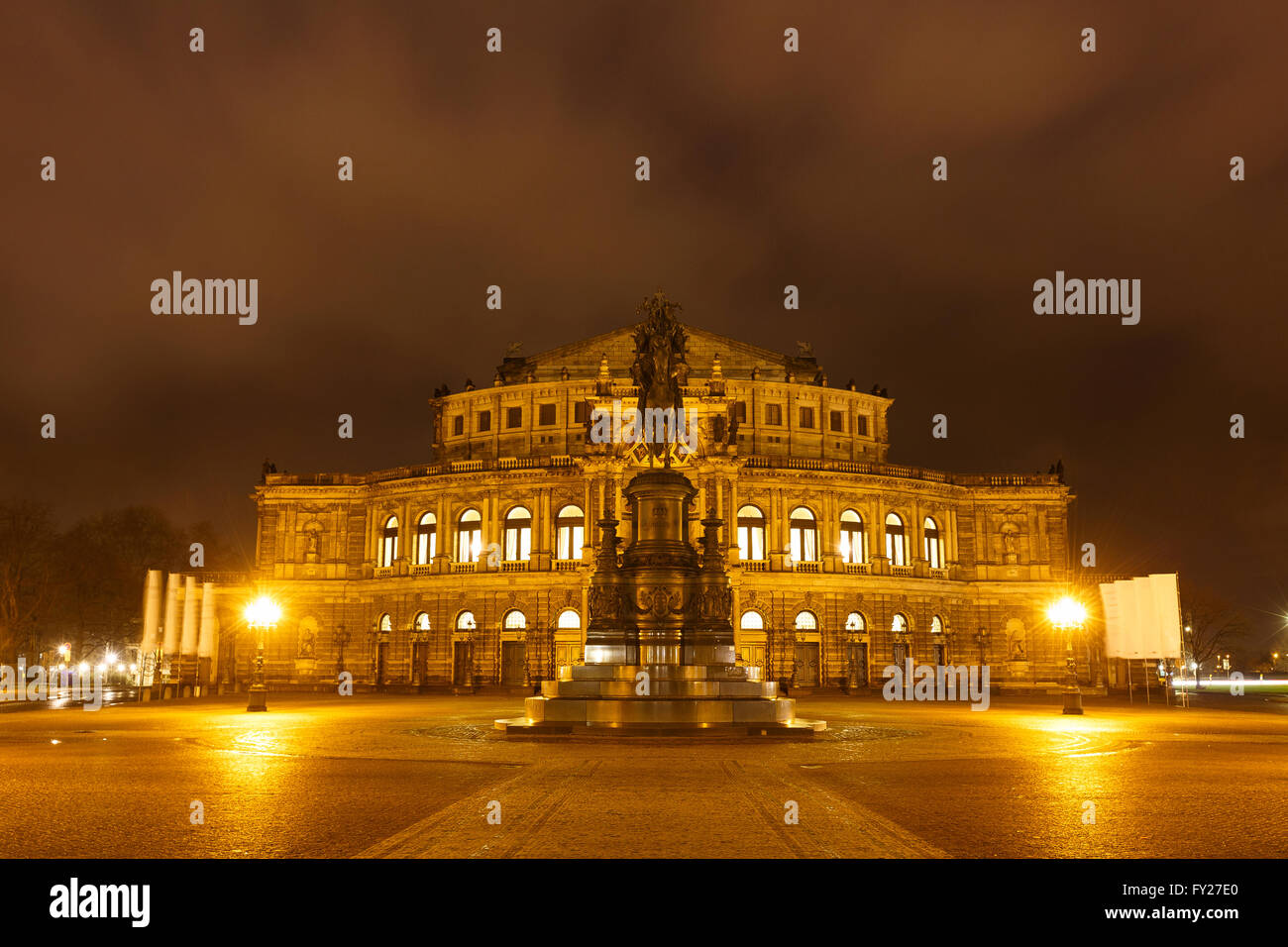 Monument du Roi Johann et Semper Opera Theatre de nuit à Dresde, Allemagne Banque D'Images