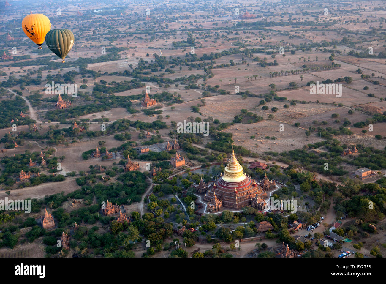 Une vue aérienne de la Paya Dhammayazika avec son stupa doré, dans les environs du nouveau Bagan (Myanmar). Banque D'Images