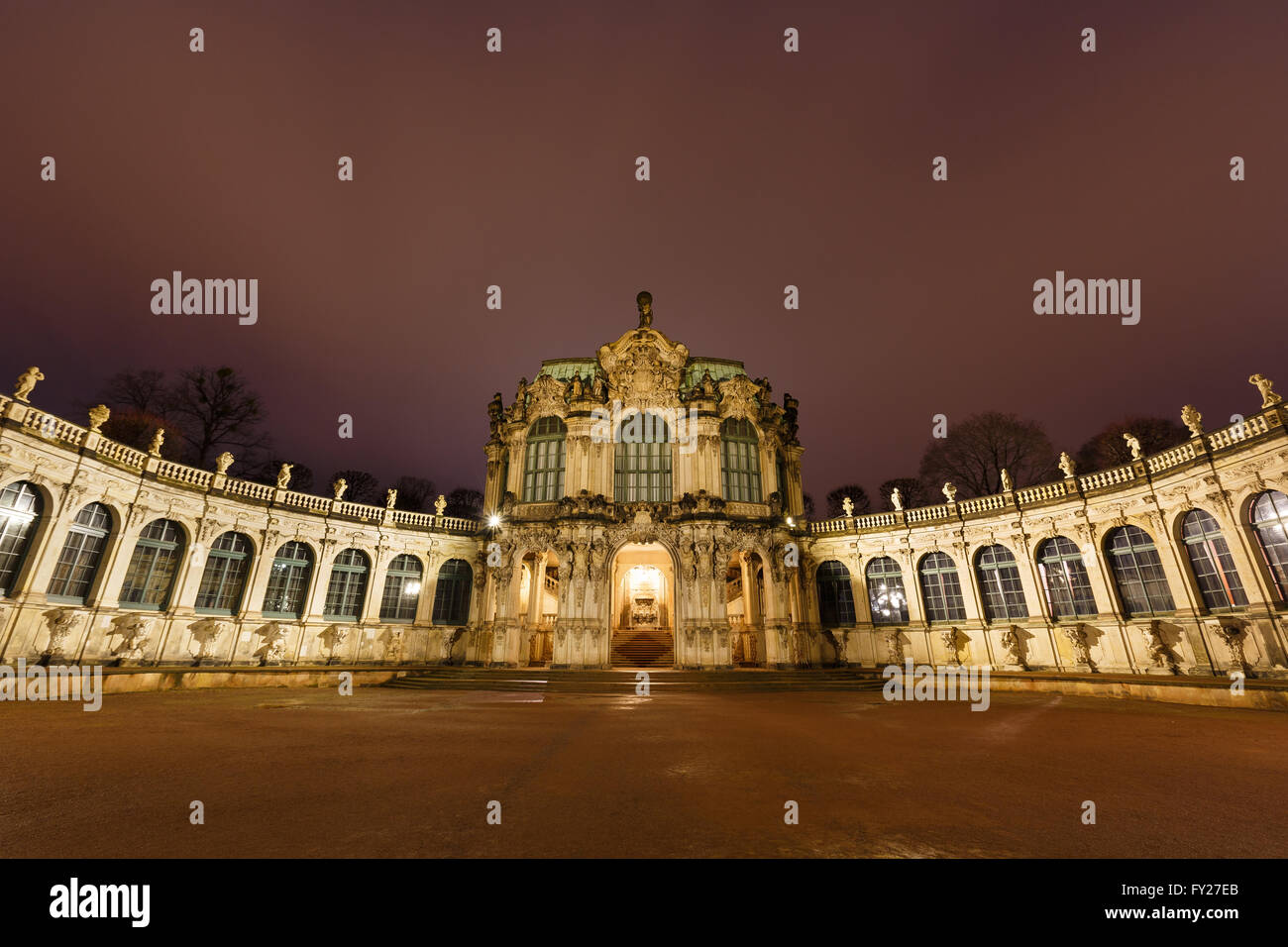 Dresde Zwinger panorama avec illumination de nuit, Allemagne Banque D'Images
