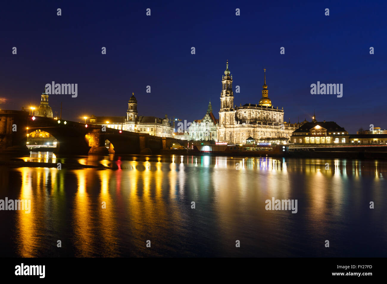 Vue de la ville de Dresde, sur l'Elbe à temps le soir Banque D'Images