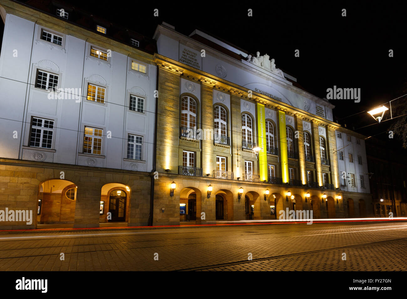 Vue sur le théâtre Schauspielhaus de nuit, Dresde Banque D'Images
