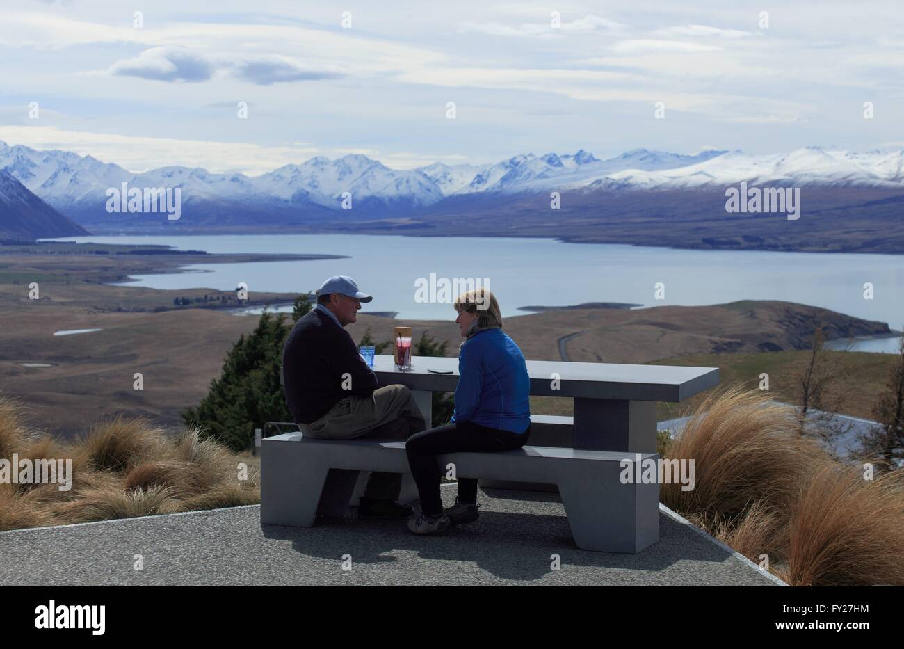 Bénéficiant d'un milkshake à la Mt John Observatory café, avec le vaste Lac Tekapo qui s'étend au large à l'arrière-plan. Banque D'Images