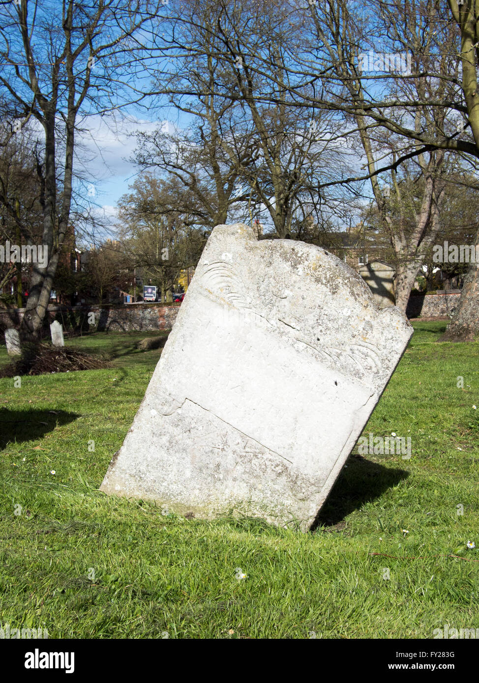 Danger - céleste leaning pierre tombale dans un cimetière à Sudbury, Suffolk. Banque D'Images