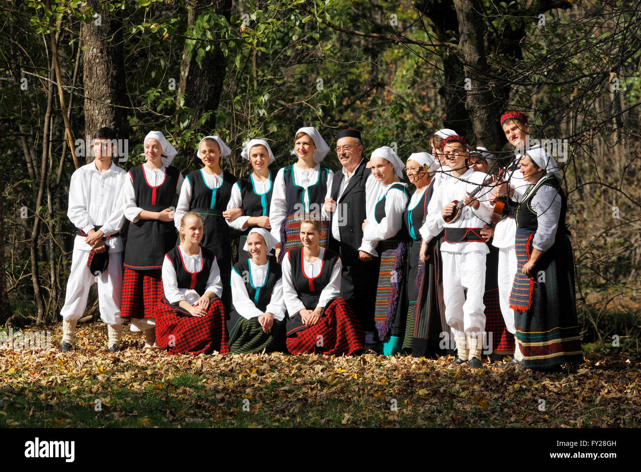 Les personnes qui se font passer les robes en costume traditionnel sur les lacs de Plitvice Banque D'Images