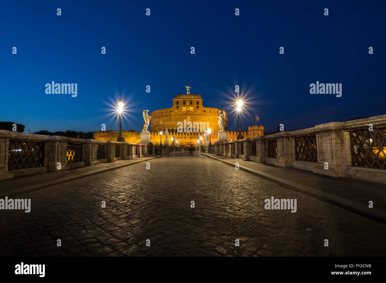 Castel Sant'Angelo à Rome, Italie la nuit vue du Ponte Sant'Angelo Banque D'Images