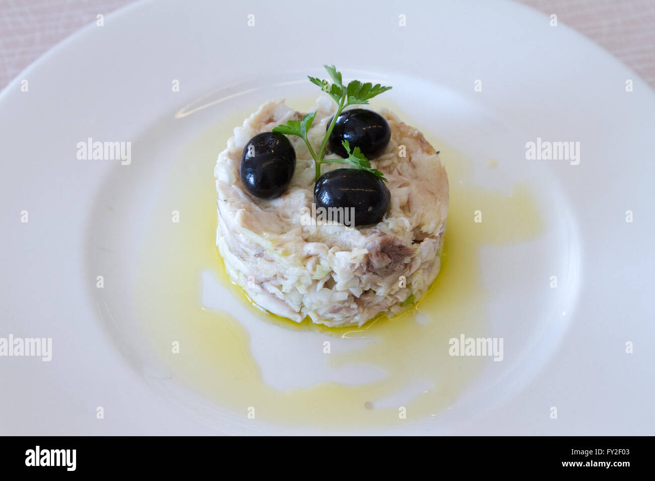 Salade d'olive et du poisson Banque D'Images