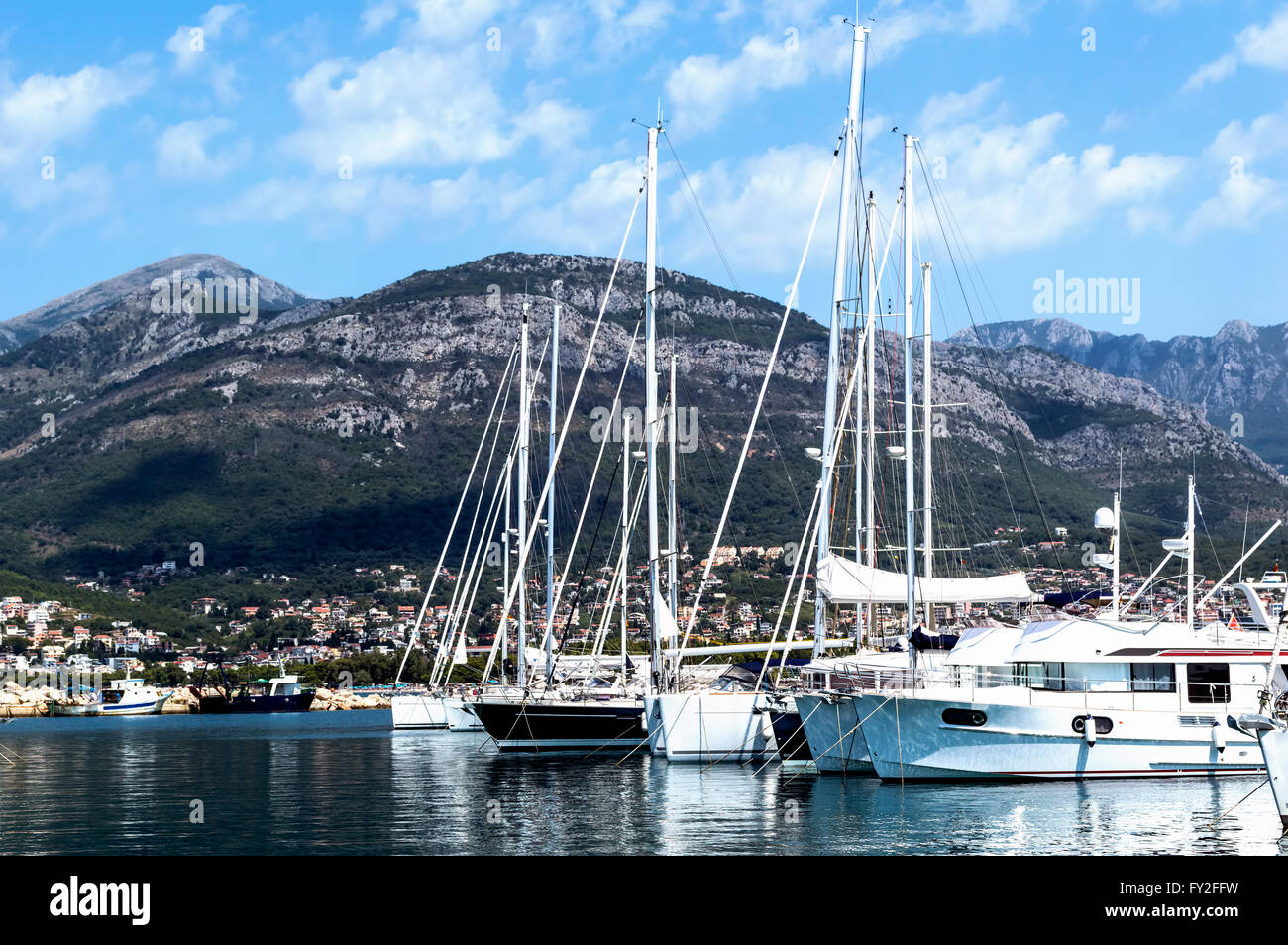 Voilier port. De nombreux voiliers amarrés dans le port de mer. Transport de l'eau, vacances d'été et de vie de luxe. Banque D'Images