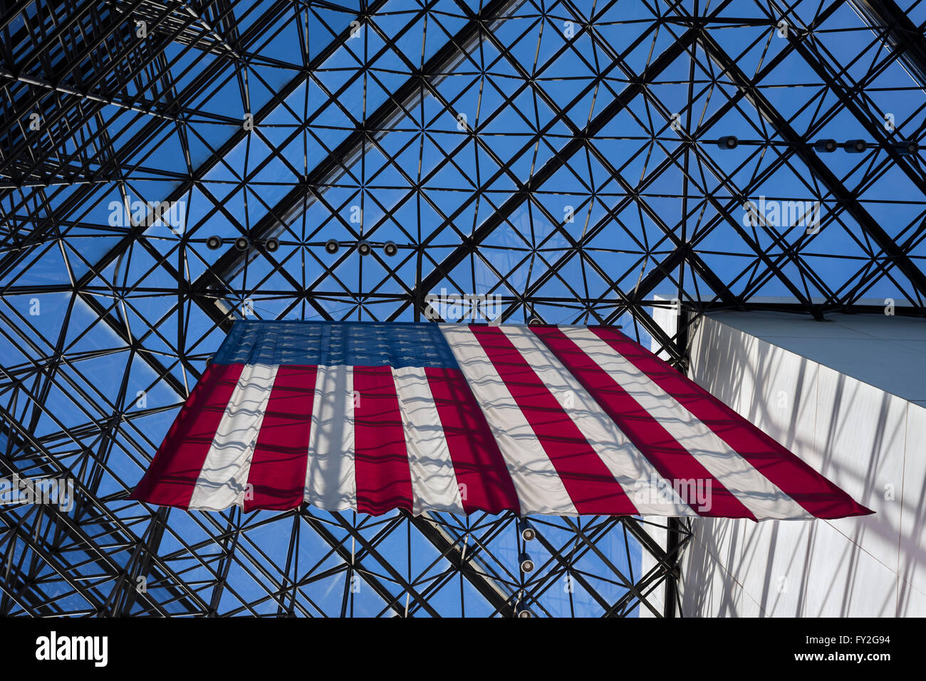 Le drapeau Américain suspendu dans la bibliothèque JFK de Boston Massachusetts Banque D'Images
