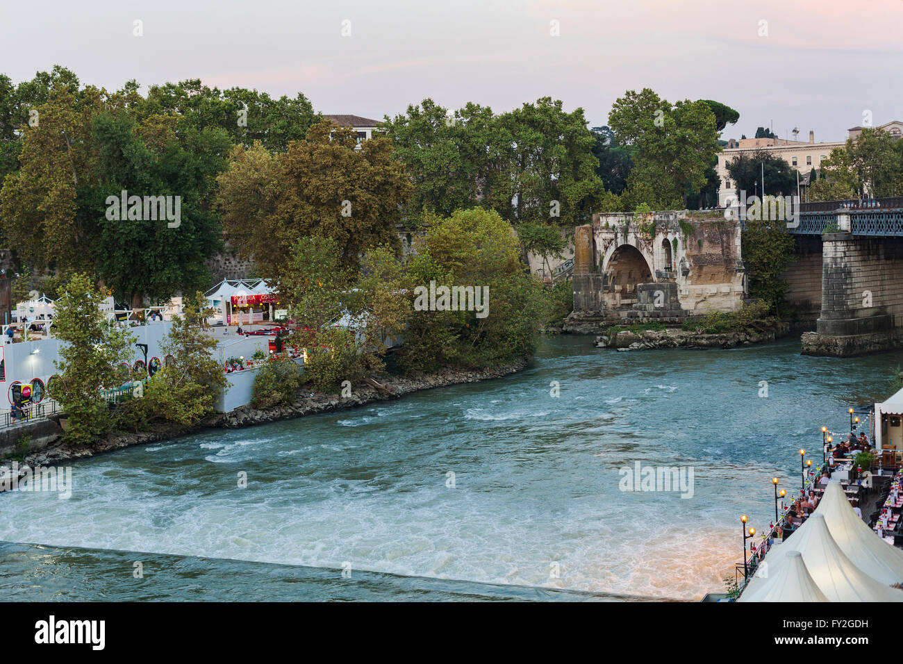 Tibre et de l'île Tibérine à Rome, Italie Banque D'Images