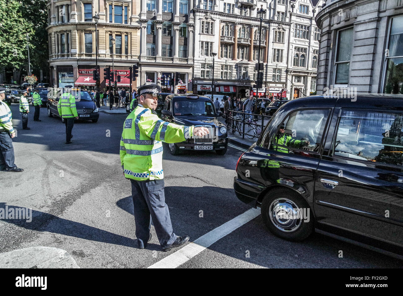 La Police de Londres et le trafic direct du taxi noir de Londres, près de Trafalgar Square Banque D'Images