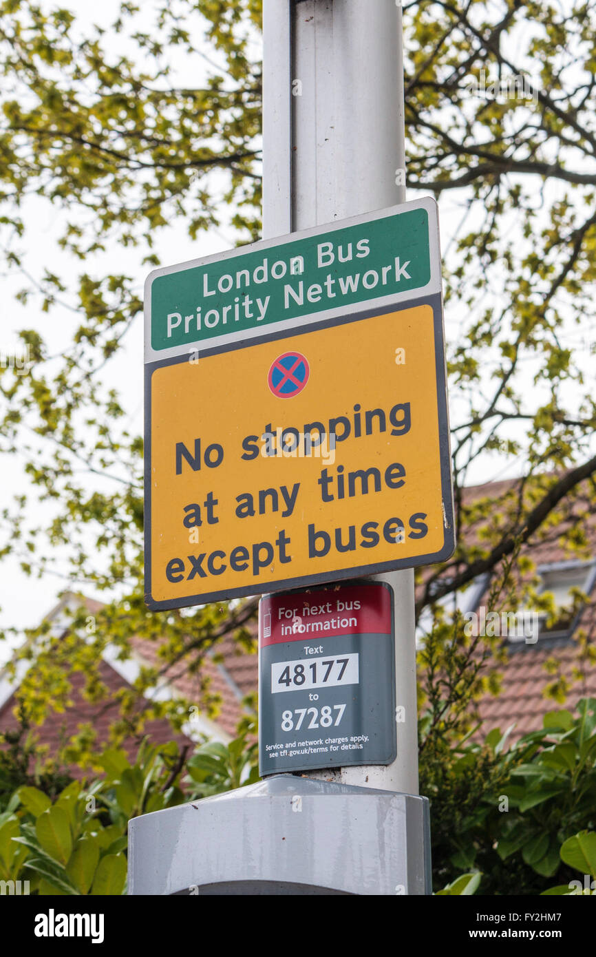 "Non jaune s'arrêtant à tout moment' Priorité London Bus réseau inscription close-up Banque D'Images