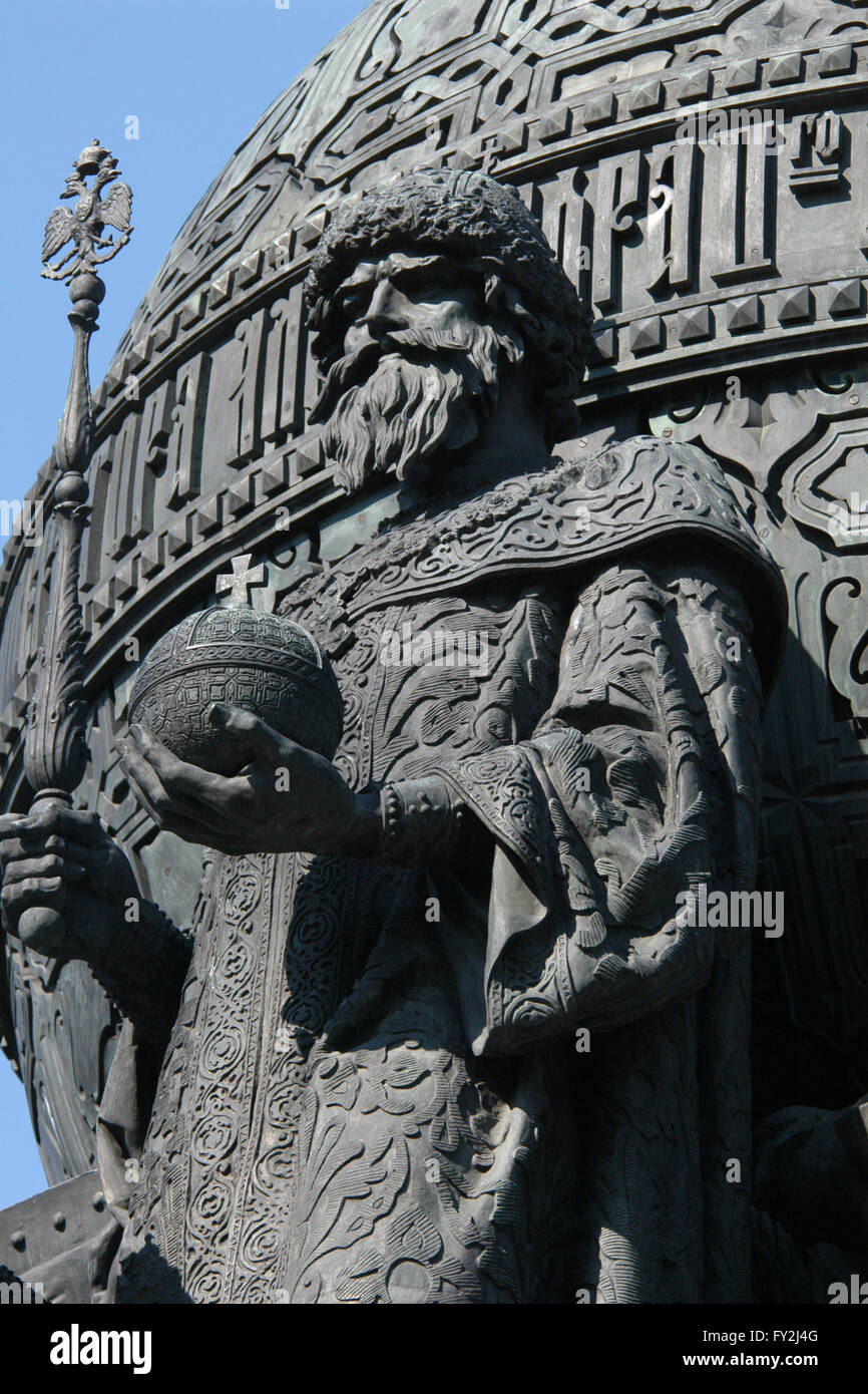 Le grand-Prince Ivan III de Moscou, également connu sous le nom de Ivan le Grand. Détail du monument pour le millénaire de la Russie (1862) conçu par le sculpteur russe Mikhail Mikeshin à Krasnodar, Russie. La statue d'Ivan le Grand représente le fondement d'un russe indépendante (1491). Ivan le Grand est représenté portant l'habit d'Empereurs byzantins avec le Monomaque's Cap sur sa tête et tenant un sceptre et un globus cruciger dans ses mains. Banque D'Images