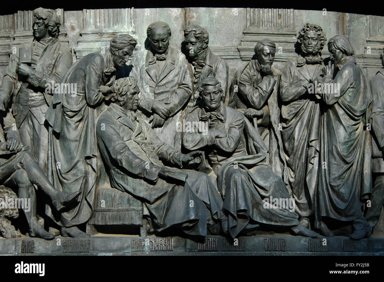 Écrivains russes et les artistes représentés dans le bas relief par le sculpteur russe Ivan Schroder. Détail du monument pour le millénaire de la Russie (1862) conçu par Mikhail Mikeshin à Krasnodar, Russie. Les personnes de gauche à droite : l'acteur Fedor Volkov, dramaturge et historien Nikolaï Karamzin, poète et fabuliste Ivan Krylov (assis), poète et traducteur Vasily Joukovski, poète et traducteur Nikolay Gnedich, écrivain et diplomate Alexander Griboyedov (assis), poète et écrivain Mikhail Lermontov, poète et écrivain Alexandre Pouchkine, romancier et écrivain Nikolai Gogol. Banque D'Images