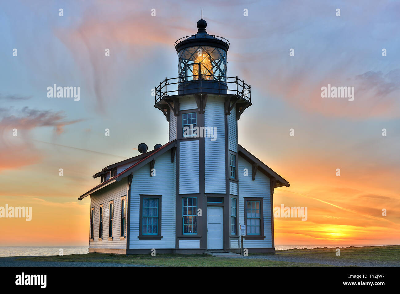 Coucher de soleil sur le phare de Point Cabrillo State Historic Park Banque D'Images