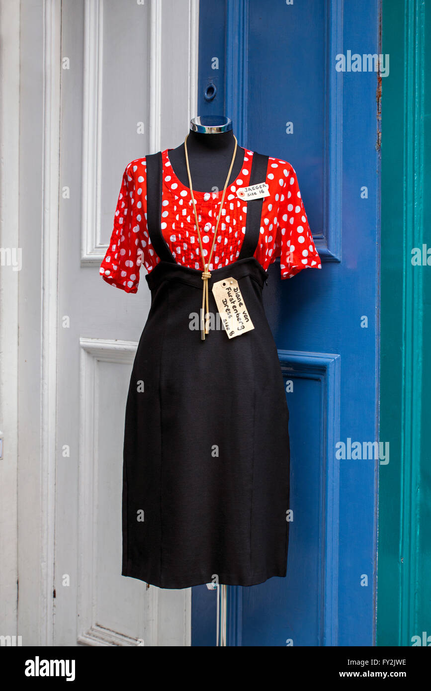 Une Jaeger haut et une robe Diane von Furstenberg sur un mannequin à l'extérieur d'un magasin de charité à Stockbridge, Édimbourg, Écosse, Royaume-Uni. Banque D'Images