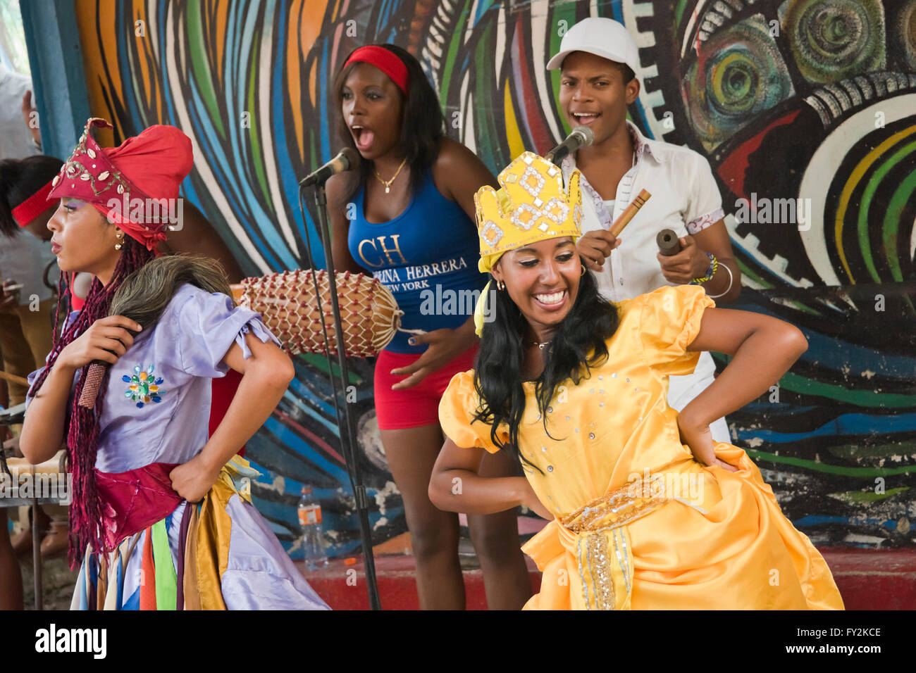 Vue horizontale de rumba danseurs et musiciens de La Havane, Cuba. Banque D'Images