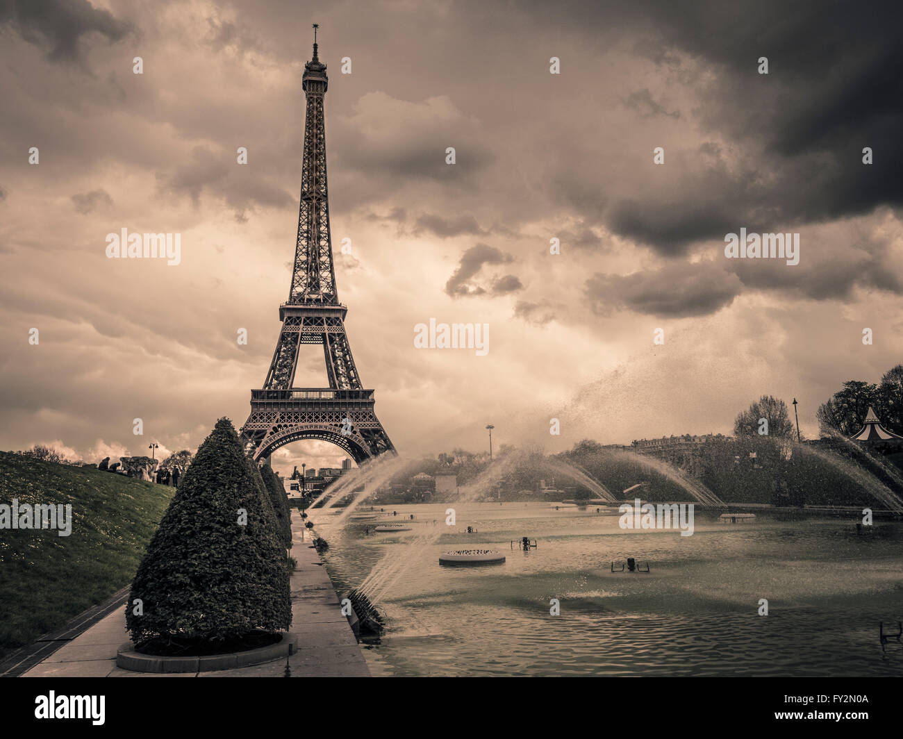 La Tour Eiffel et des fontaines dans les jardins du Trocadéro, Paris, France. Banque D'Images