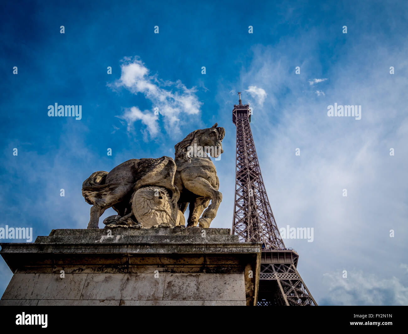 Guerrier gaulois par Antoine-Augustin Préault statue avec Eiffel Tower, Paris, France. Banque D'Images