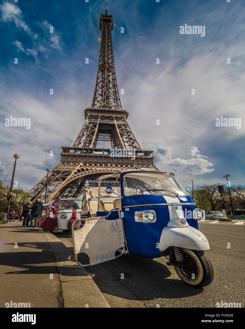 La Tour Eiffel avec les Tuk Tuk sur le pont d'Iéna, Paris, France Banque D'Images