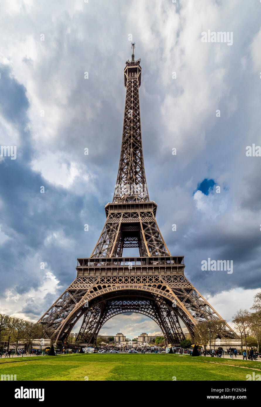 Champ de Mars espace ouvert avec la Tour Eiffel, Paris, France. Banque D'Images