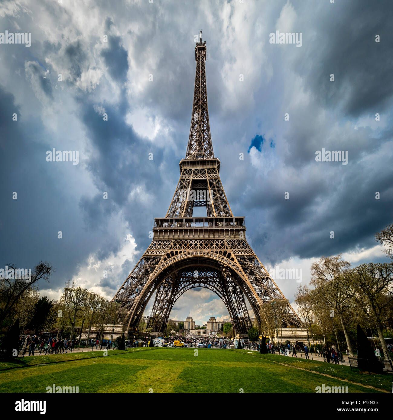 Champ de Mars espace ouvert avec la Tour Eiffel, Paris, France. Banque D'Images