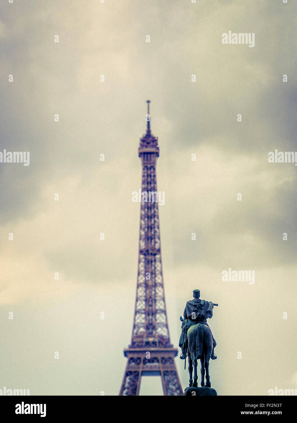 Statue du général Joffre et de la Tour Eiffel, Place Joffre, Paris, France Banque D'Images