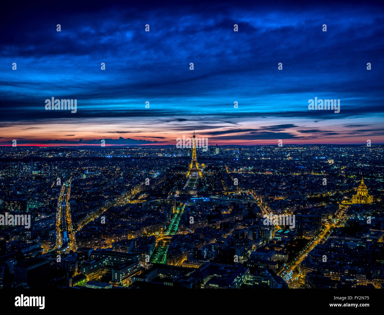 Vue aérienne du soir of avec Eiffel Tower, Paris, France. Banque D'Images