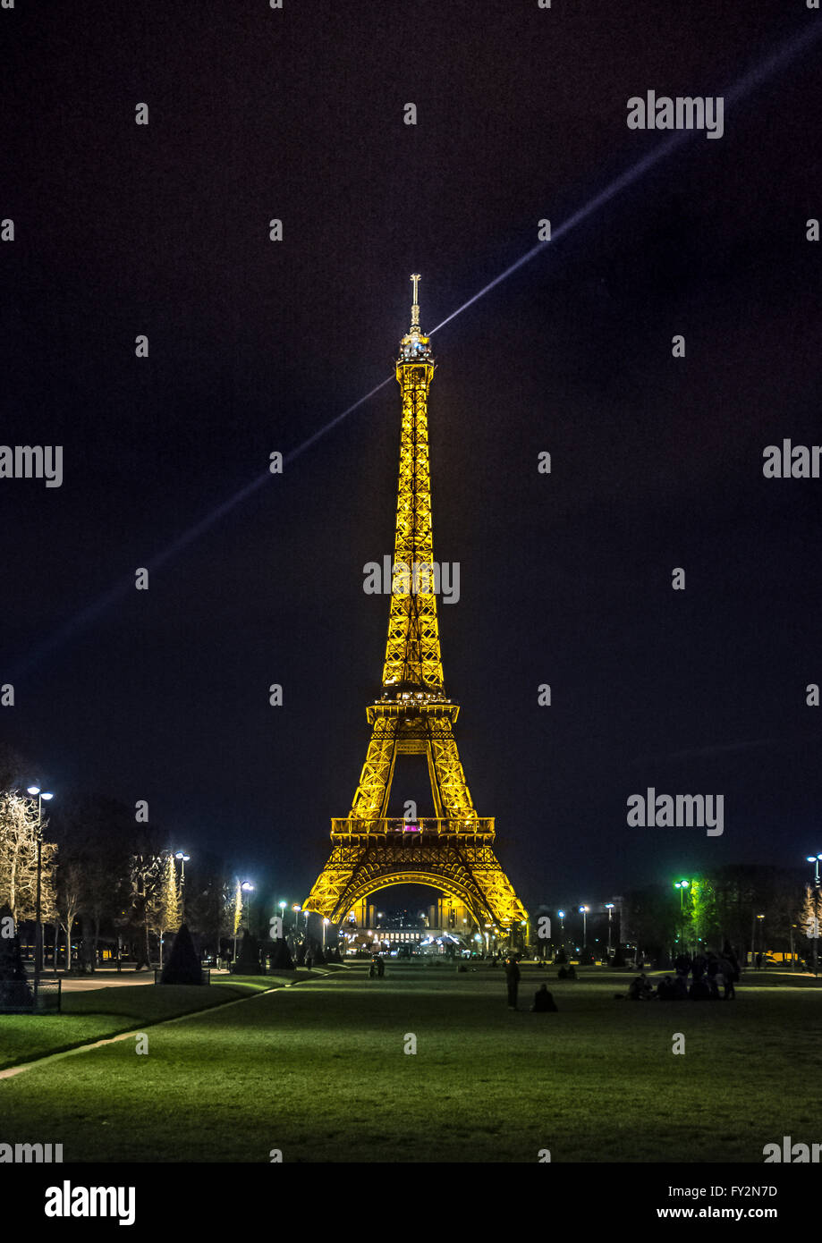 La Tour Eiffel illuminée la nuit, Paris, France. Banque D'Images