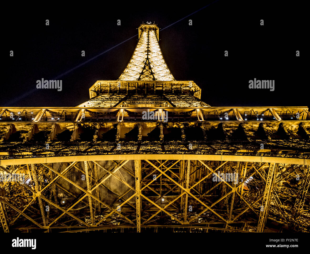 La Tour Eiffel illuminée la nuit, Paris, France. Banque D'Images
