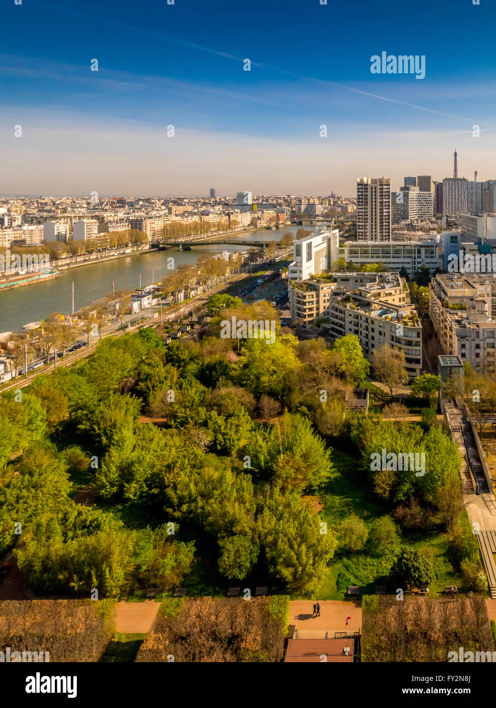 Vue aérienne de la Seine avec la Tour Eiffel en distance, Paris, France. Banque D'Images