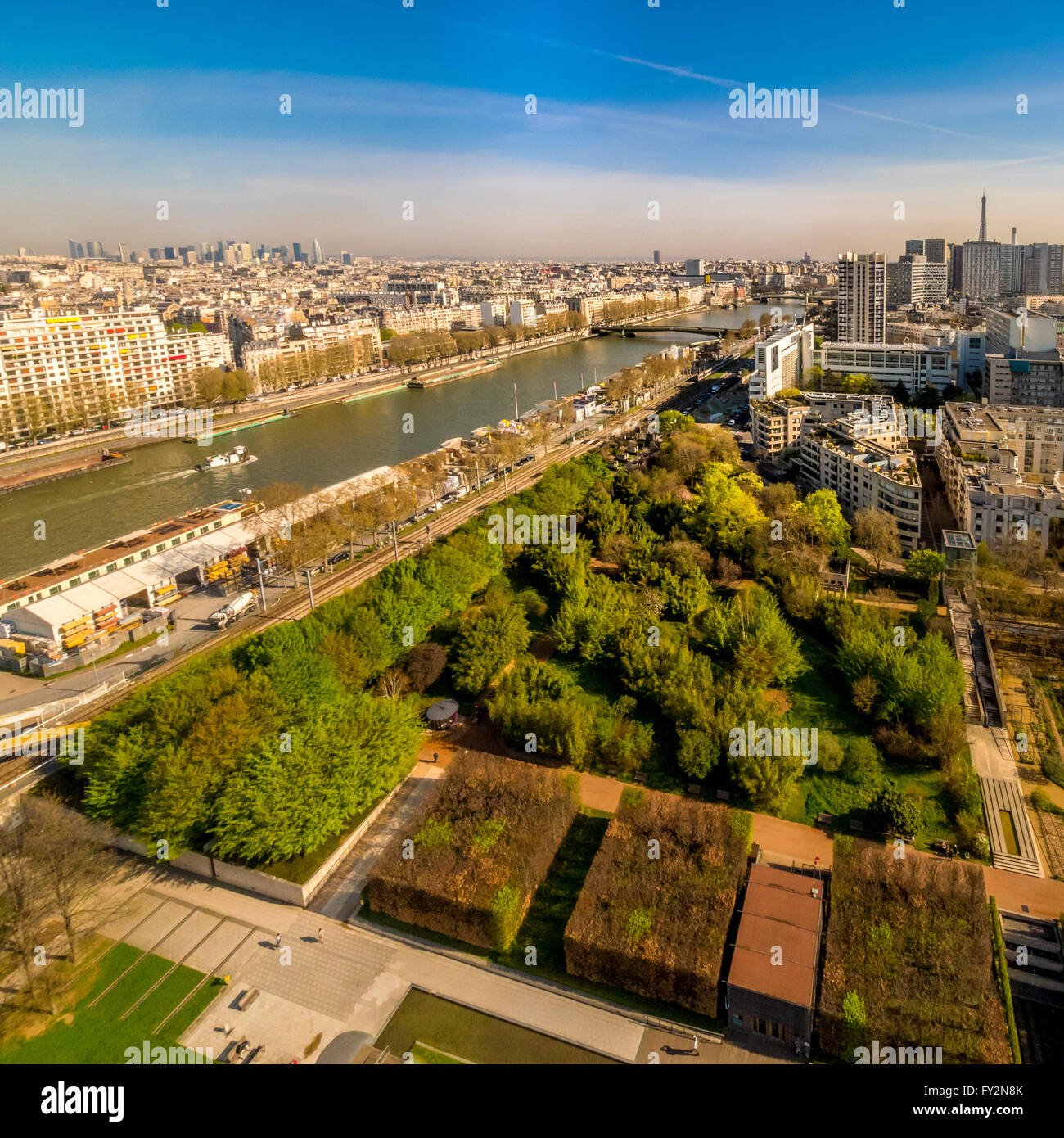 Vue aérienne de la Seine avec la Tour Eiffel en distance, Paris, France. Le Parc André Citroën en premier plan. Banque D'Images
