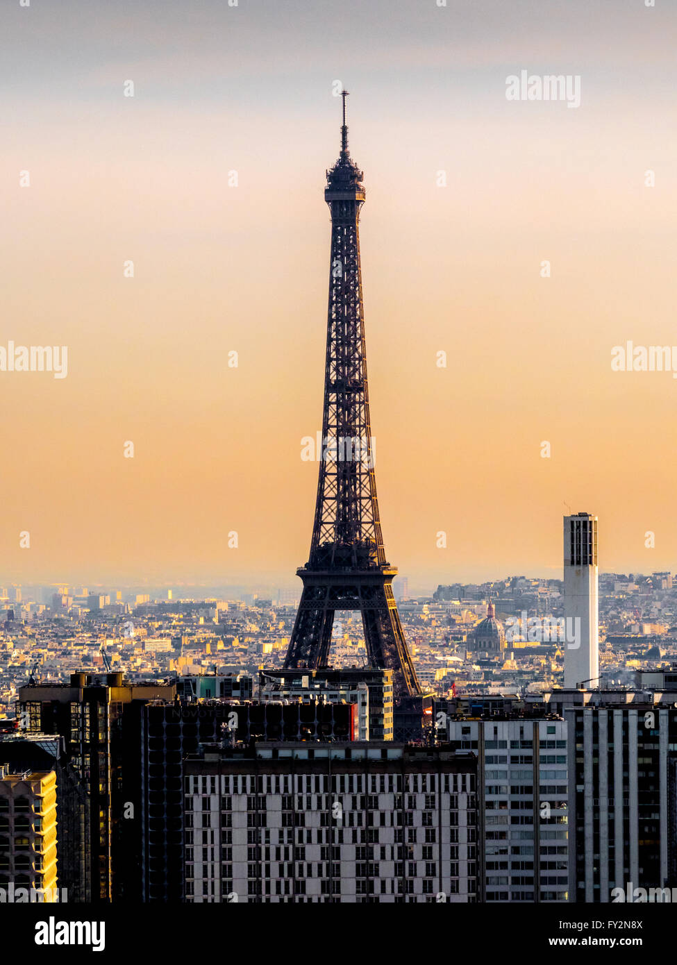 La Tour Eiffel, Paris, France, au petit matin. Banque D'Images