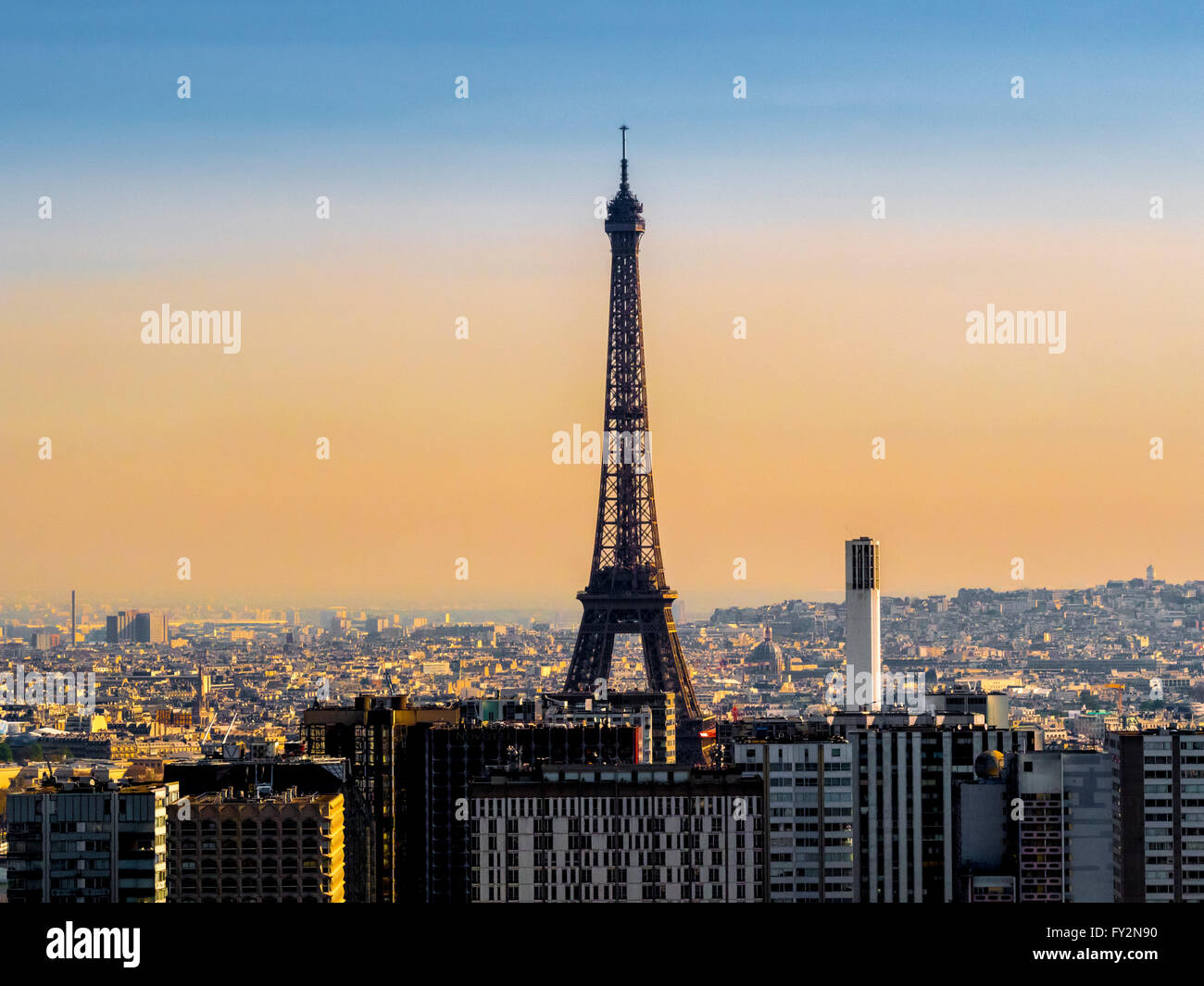 La Tour Eiffel, Paris, France, au petit matin. Banque D'Images