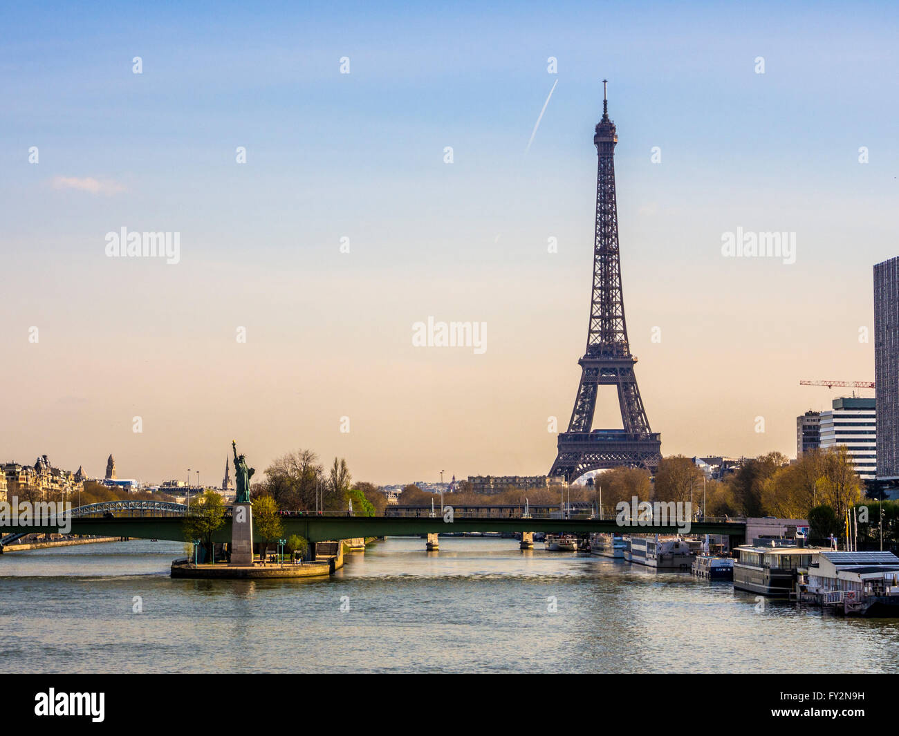 Pont de Grenelle sur la Seine à Paris avec des répliques de la Statue de la liberté et de la Tour Eiffel en arrière-plan. Banque D'Images