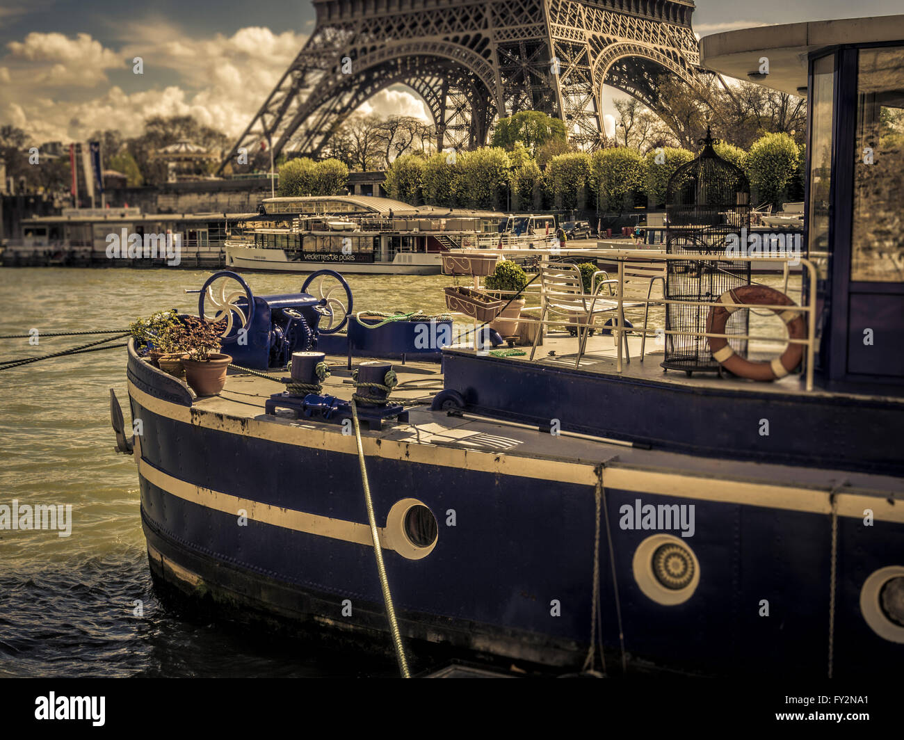 Bateaux sur la Seine à Paris, en France, avec la Tour Eiffel en arrière-plan Banque D'Images