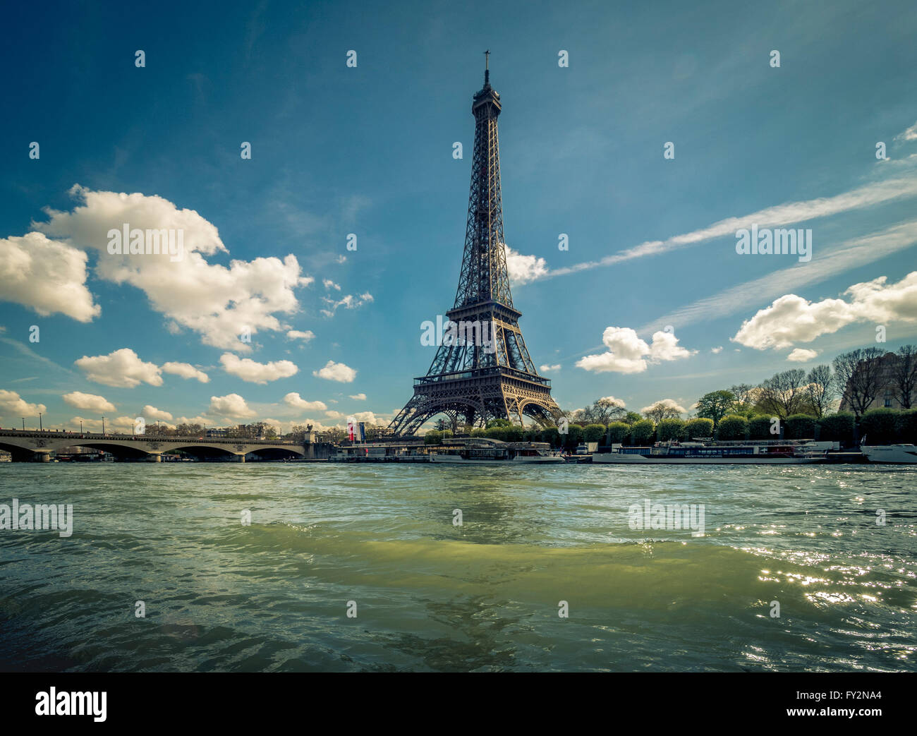 Vue faible photo de la Seine à Paris avec la Tour Eiffel. Banque D'Images