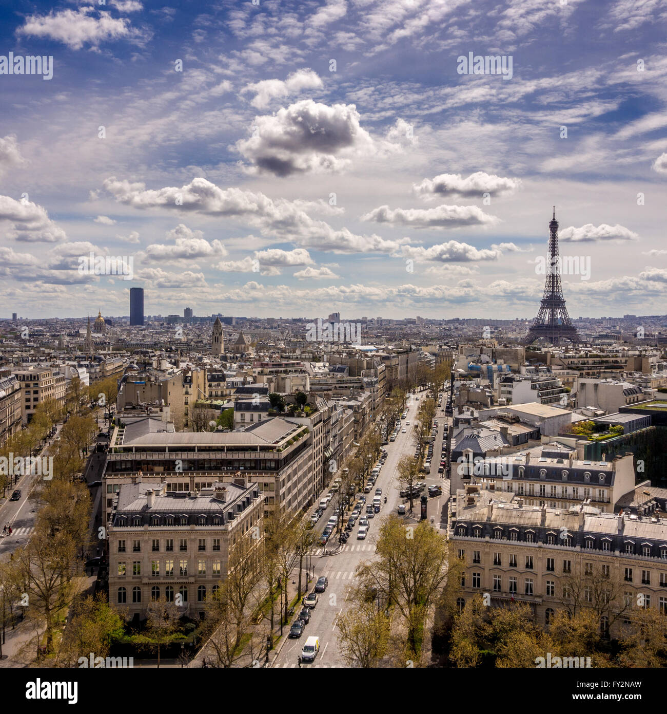 Vue sur la Tour Eiffel et Tour Montparnasse de l'Arc de Triomphe, Paris, France. Banque D'Images