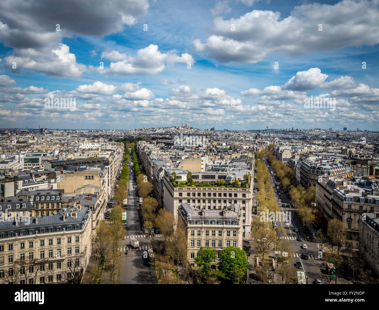 Vue de l'Arc de Triomphe vers la basilique du Sacré-cœur de Paris, communément appelée basilique du Sacré-Cœur Banque D'Images