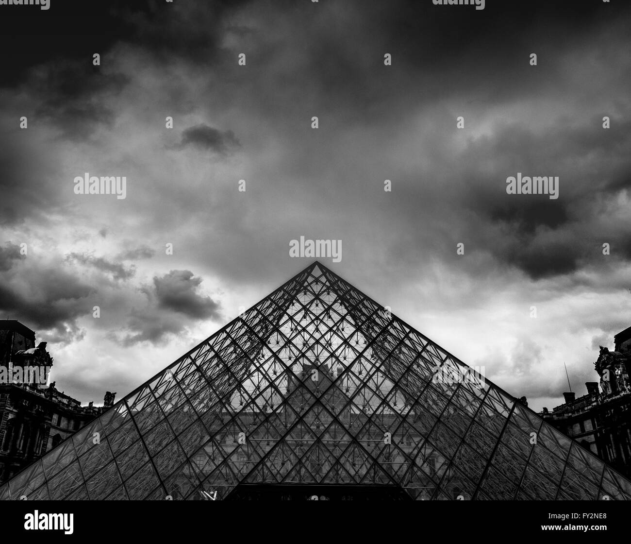 Entrée de la pyramide de verre du Louvre, Paris, France. Banque D'Images