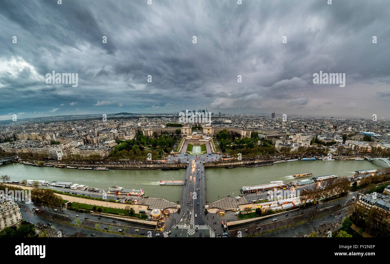 Vue de la Tour Eiffel vers la Seine et le Trocadéro à Paris, France. Banque D'Images