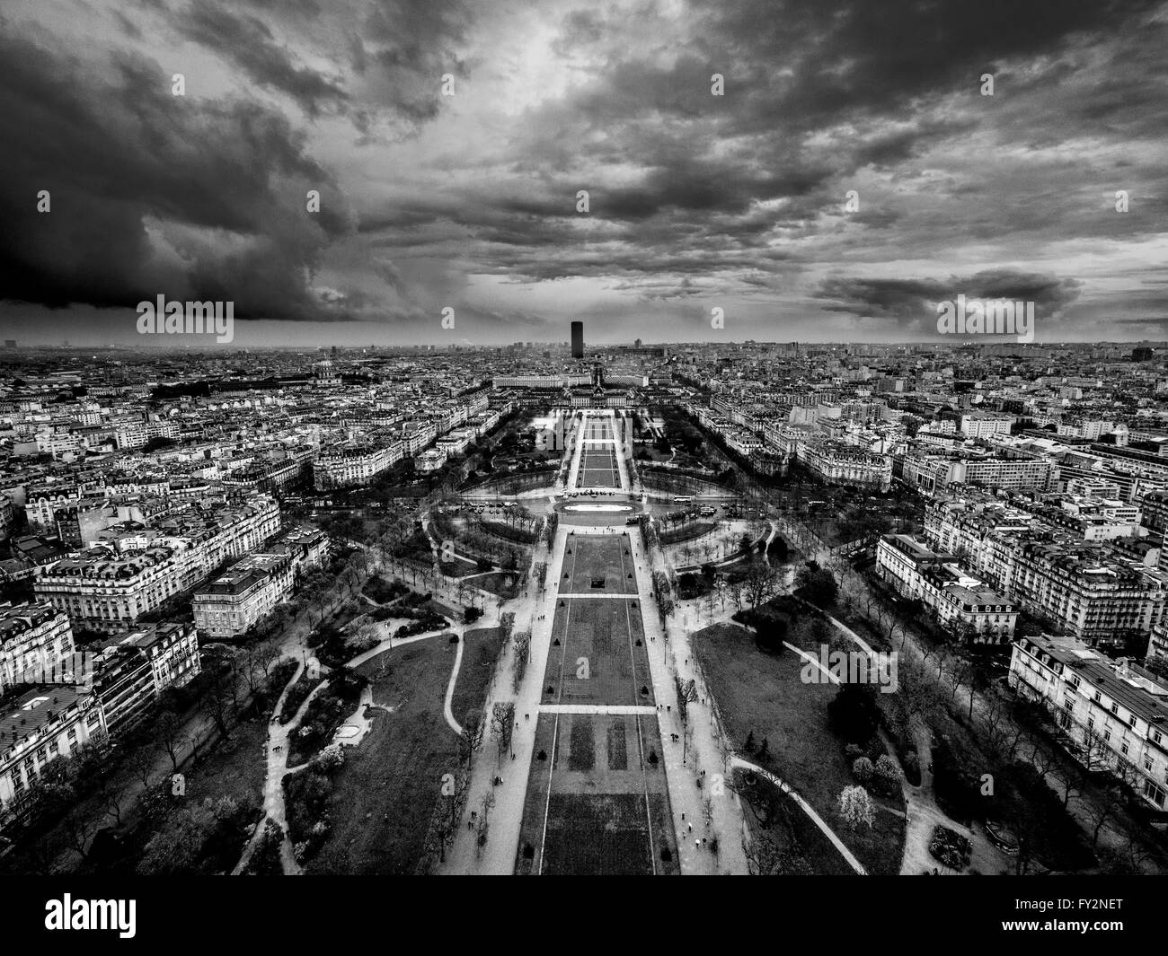 Champ de Mars, avec la Tour Montparnasse en arrière-plan, Paris, France. Banque D'Images