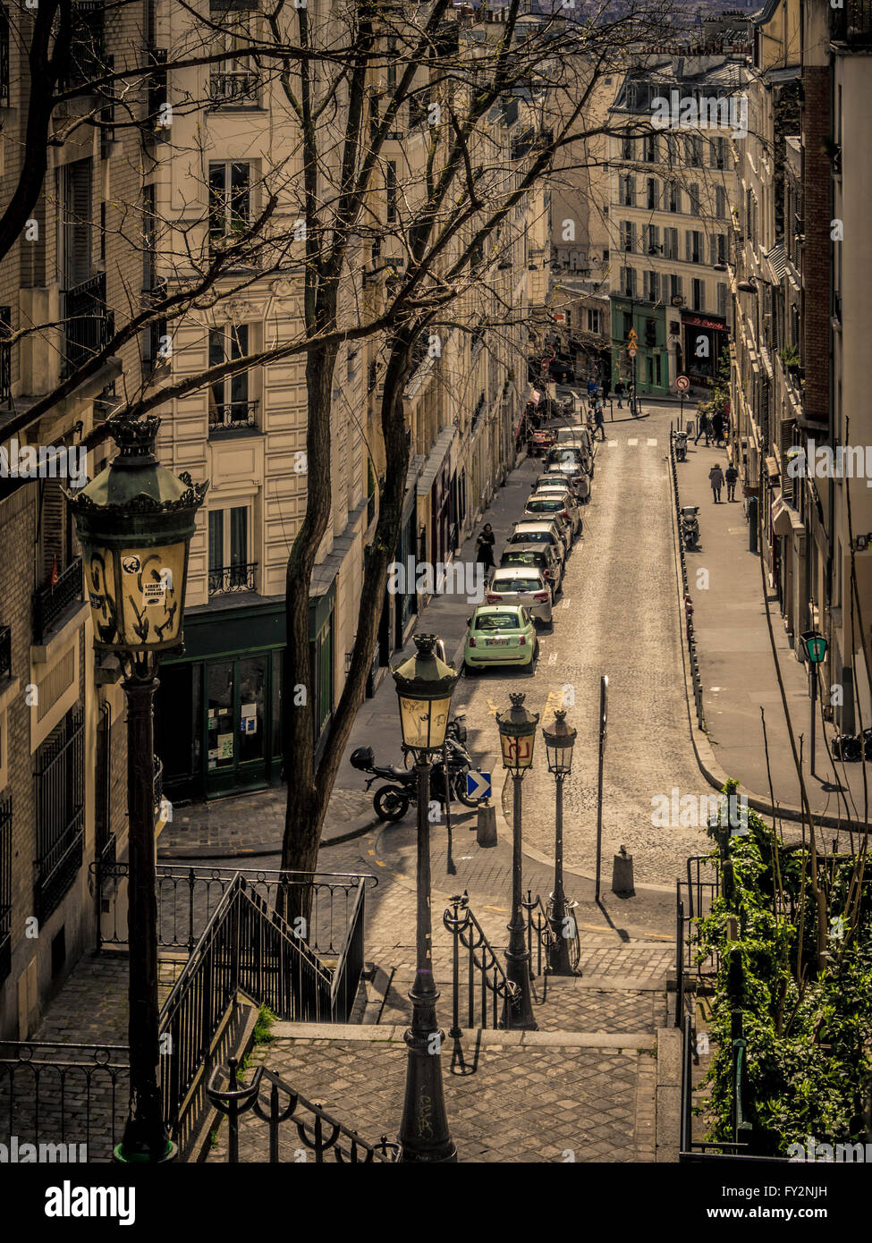 Marches en pierre traditionnelle entre les bâtiments, Montmartre, Paris, France. Banque D'Images