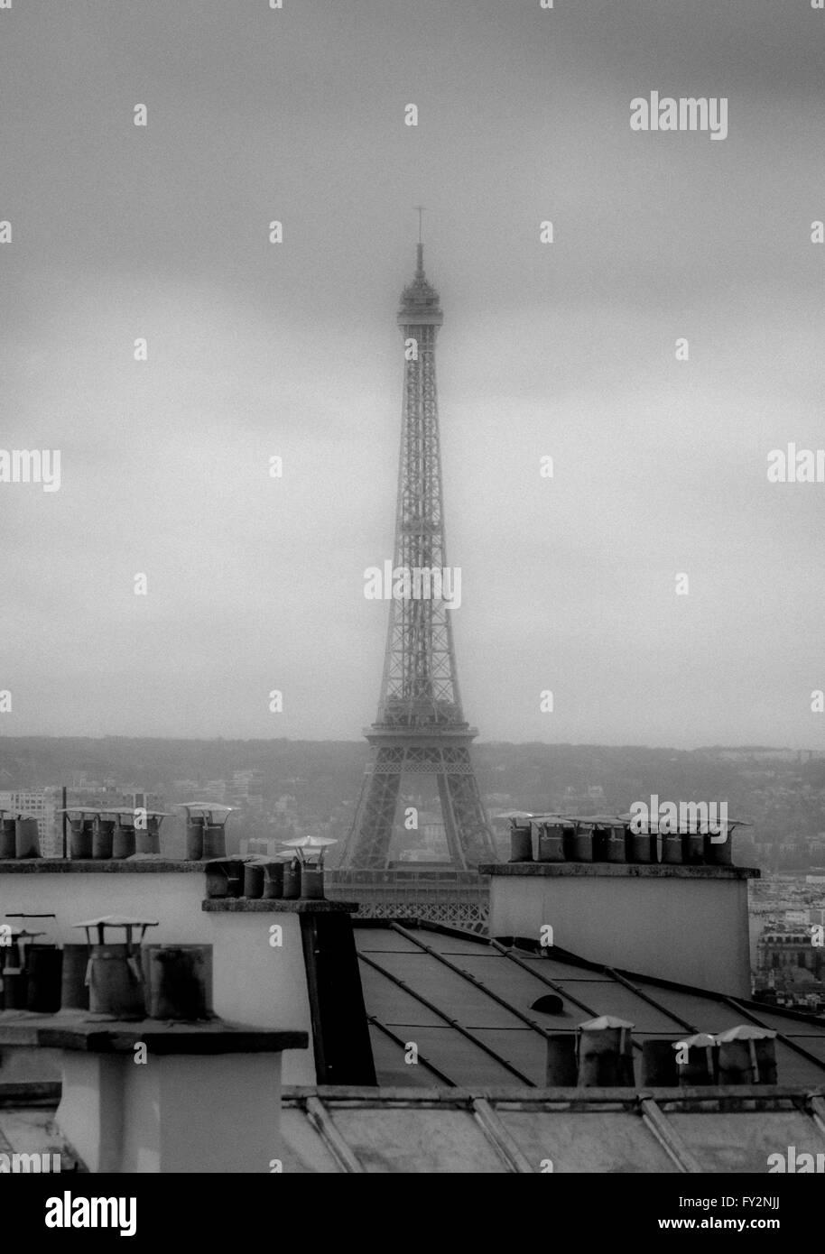Pots de cheminée et les toits avec Tour Eiffel en arrière-plan, Paris France. Banque D'Images